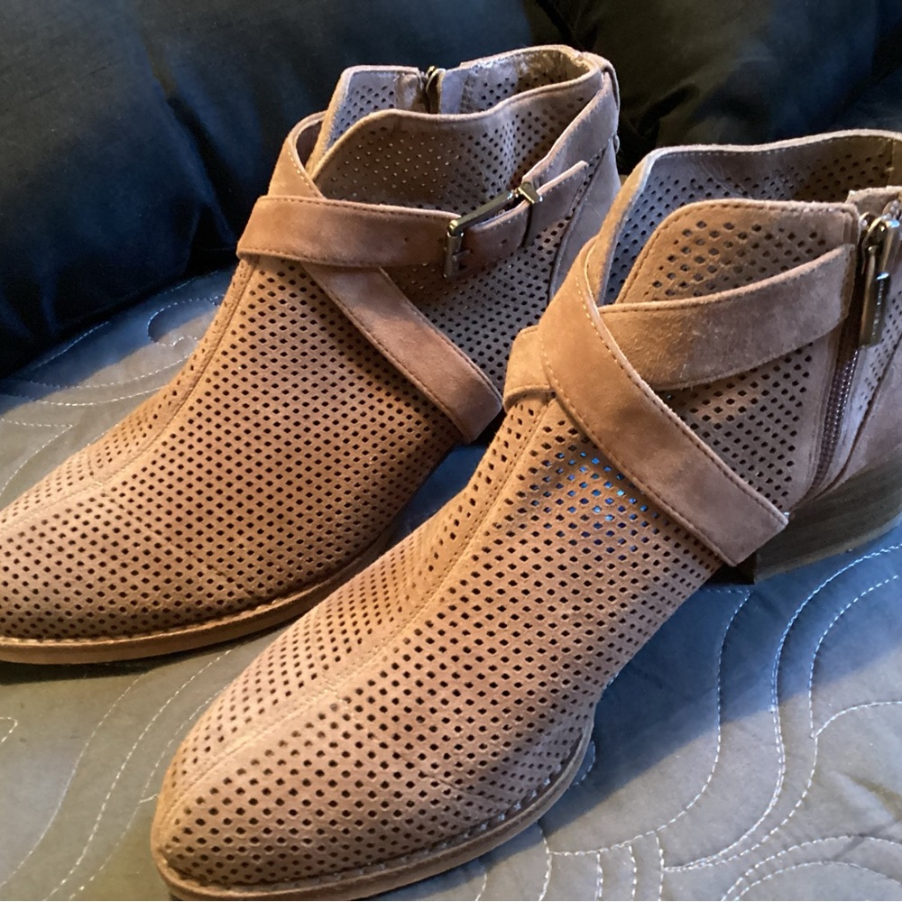 Vince Camuto ladies “Casha” taupe ankle boot, size 7.5 medium, REDUCED